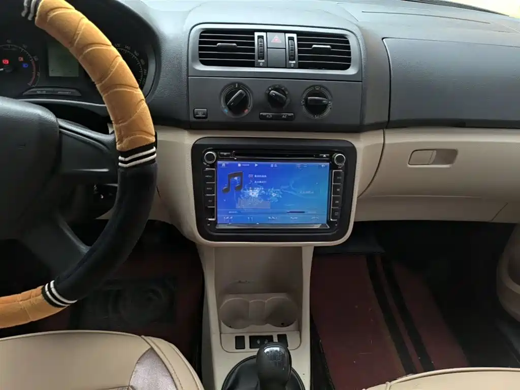 Škoda Fabia 2014 1.4L Manual Crystal Edition фото 13