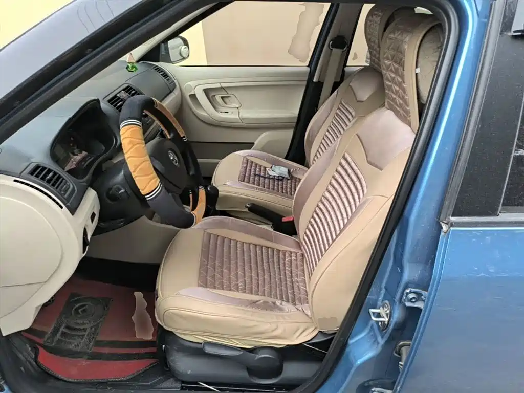 Škoda Fabia 2014 1.4L Manual Crystal Edition фото 15