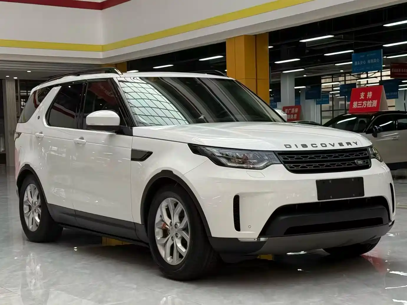 Land Rover Discovery 2017 3.0 SC V6 SE фото 3
