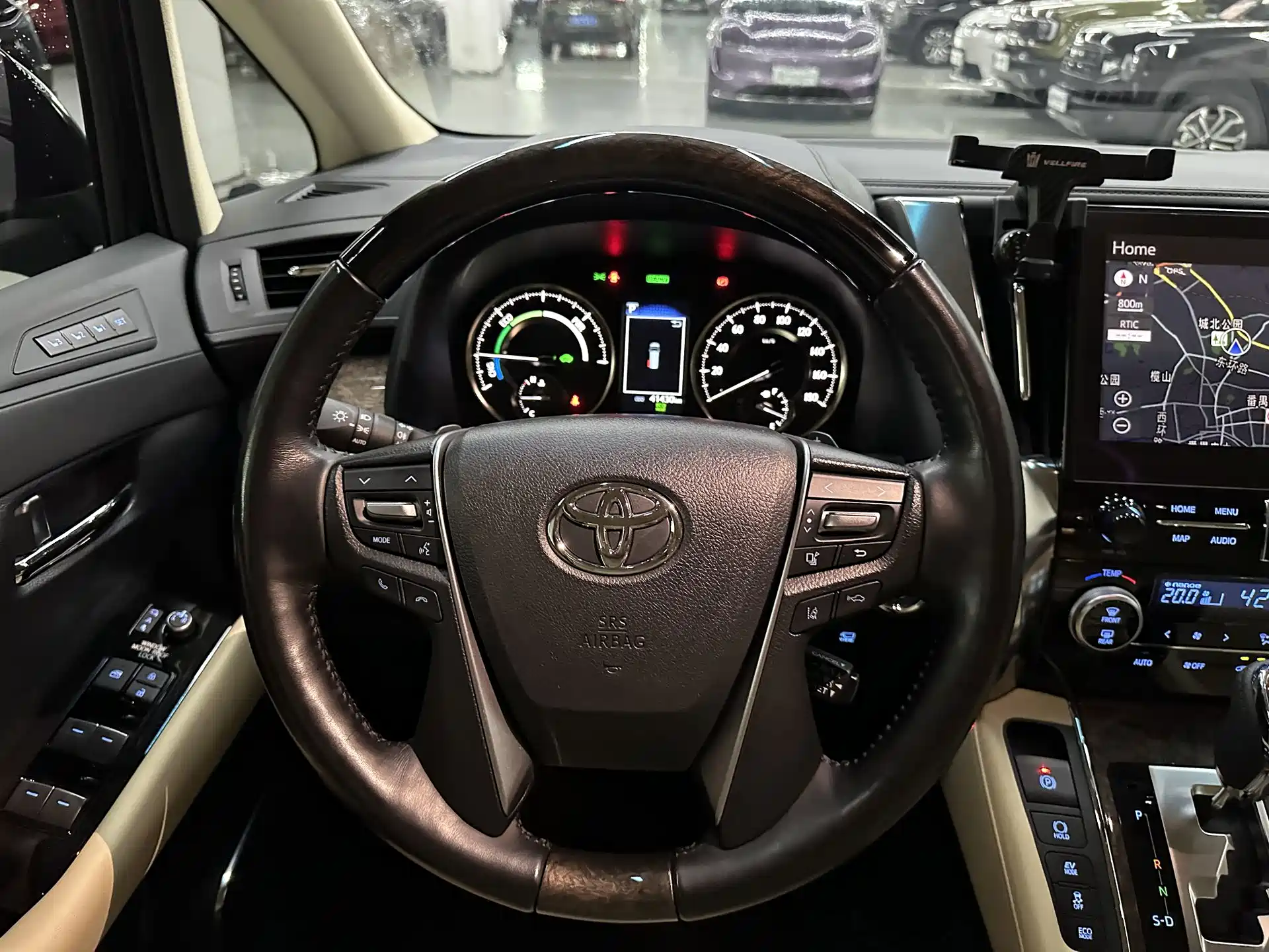 Фото 18 - Toyota Vellfire