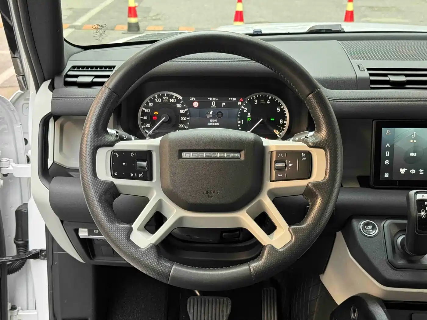 Land Rover Defender 2021 110 P400 SE фото 13
