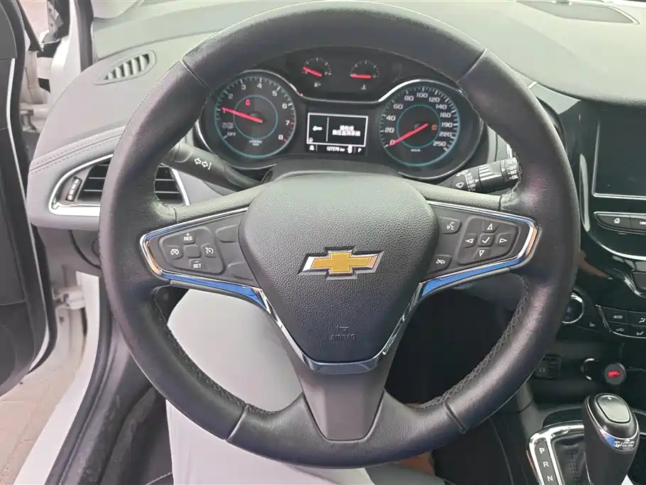 Chevrolet Cruze 2017 1.4T Hatchback DCT Leading Edge Edition фото 15