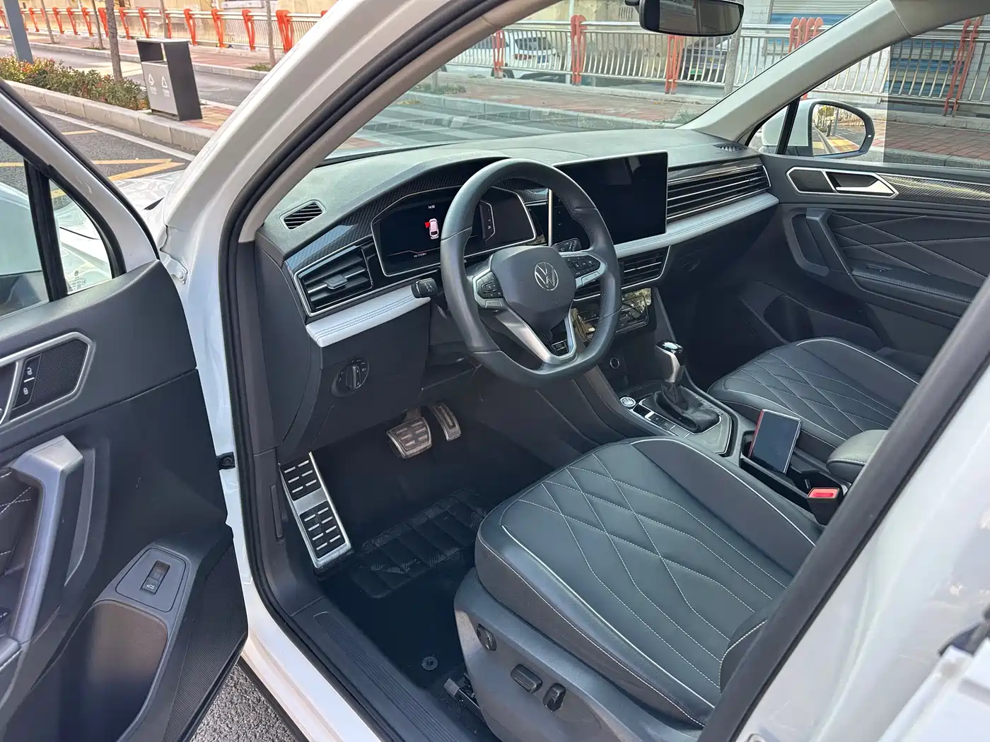 Volkswagen Tiguan L 2024 Outstanding 330TSI Auto 2WD R-Line Dragon Glory Edition фото 9