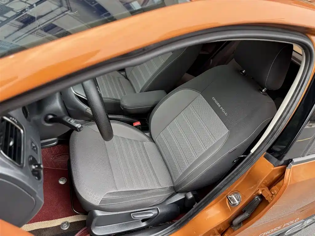 Volkswagen Polo 2016 1.6L Cross Polo Automatic фото 11