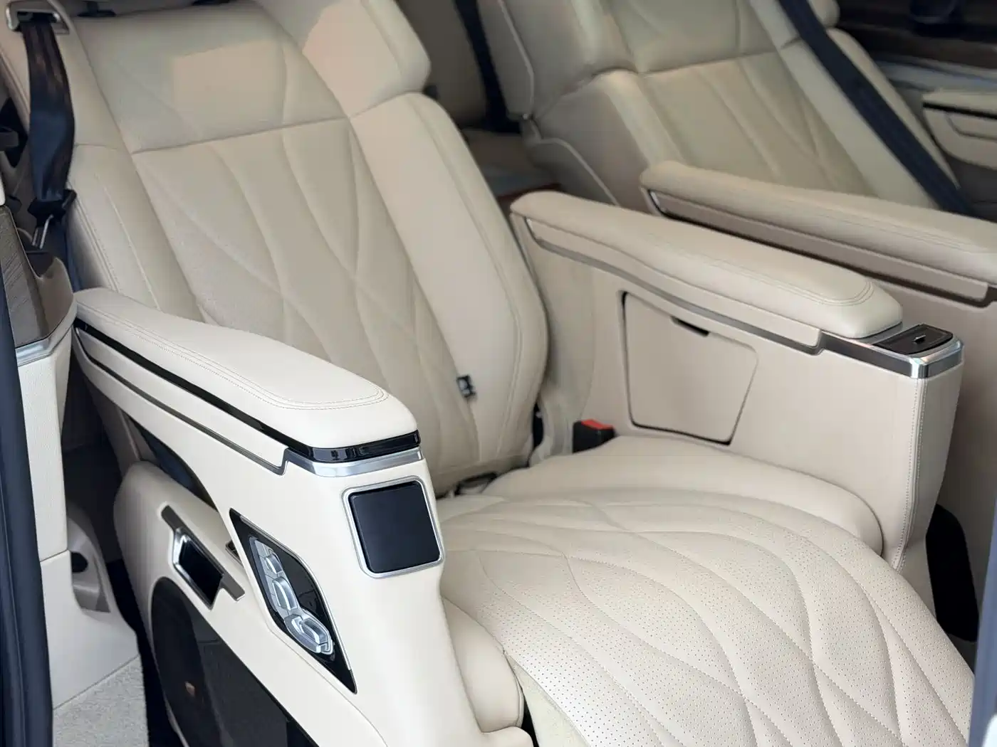 Mercedes-Benz V-Class 2021 V 260 L Long Wheelbase Premium Edition фото 15