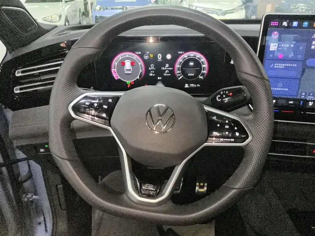 Фото 11 - Volkswagen Tiguan L