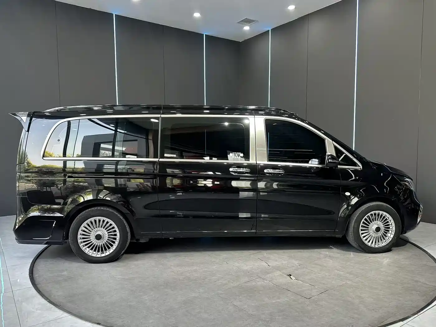 Mercedes-Benz Vito 2023 2.0T Business 7-Seater фото 5
