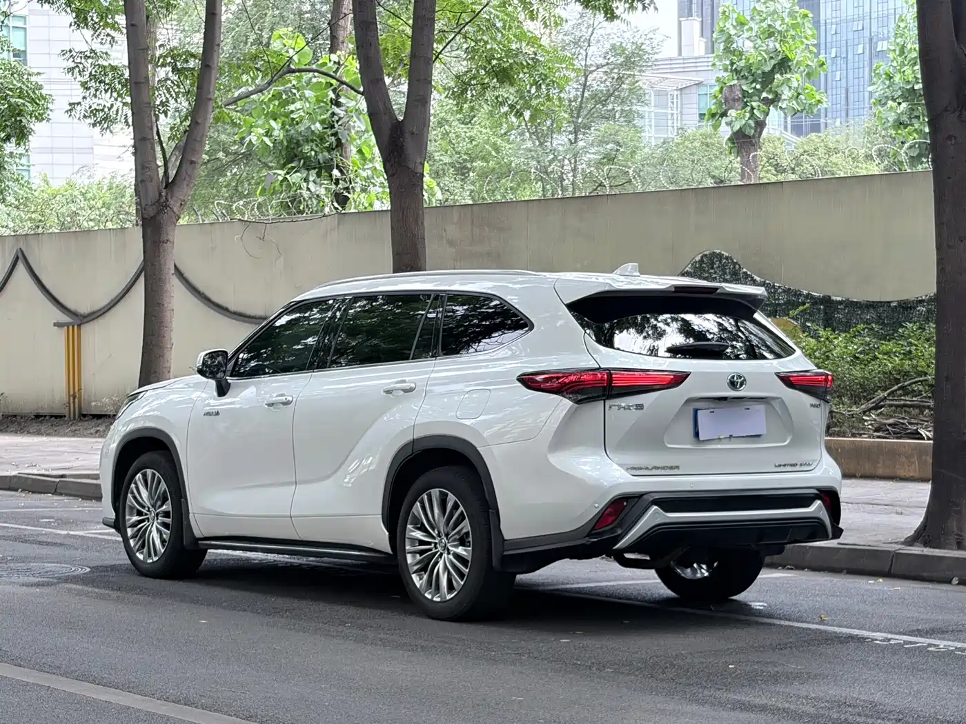 Toyota Highlander 2022 Dual Engine 2.5L 4WD Supreme Edition 7-Seater фото 5