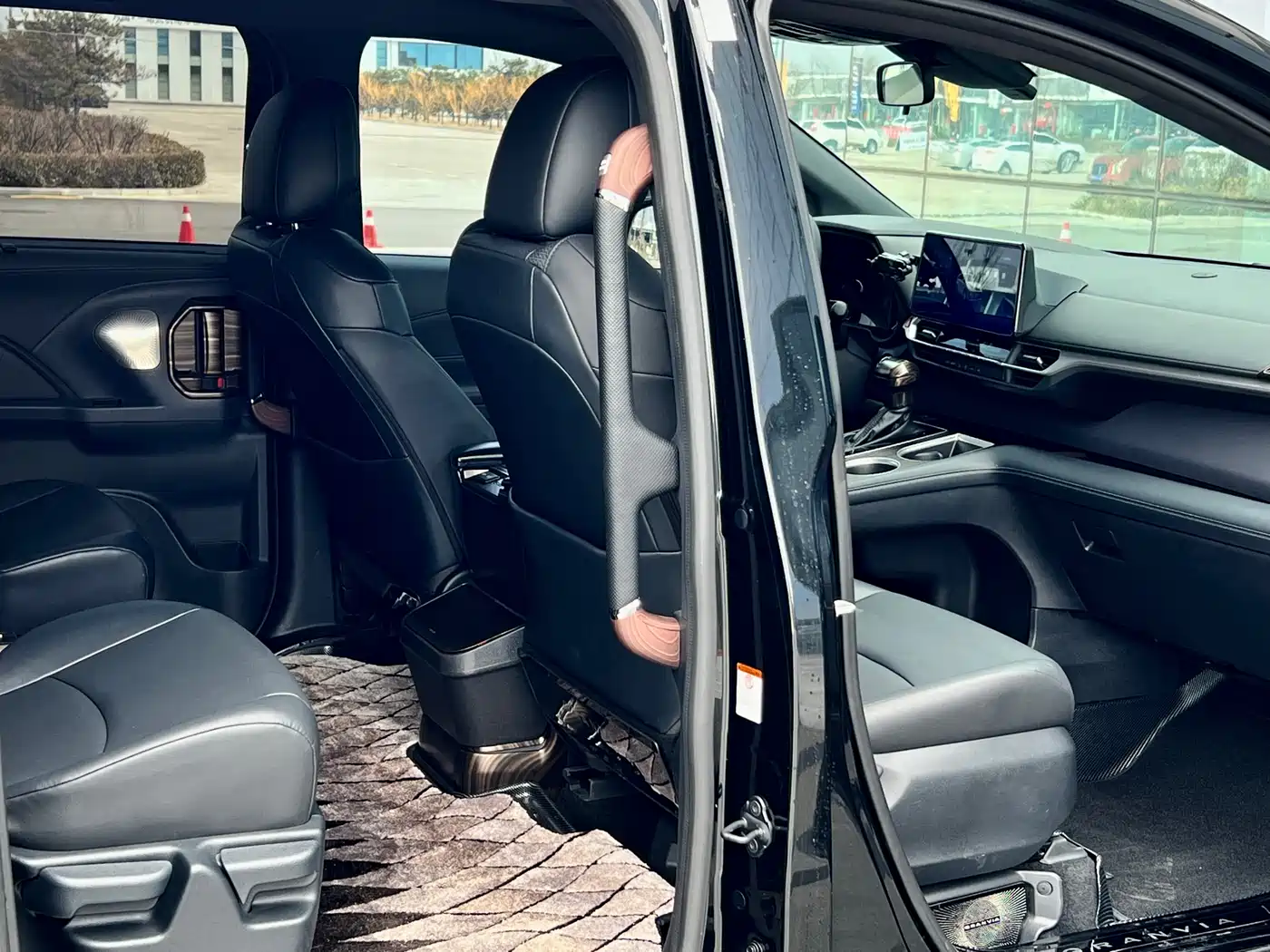 Toyota Granvia 2024 2.5L Hybrid Luxury фото 11