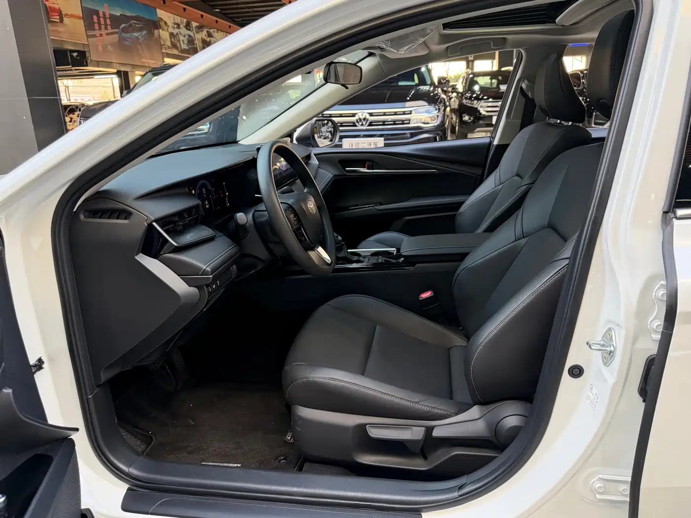 Toyota Camry 2024 Hybrid 2.0HE Elite Edition фото 12