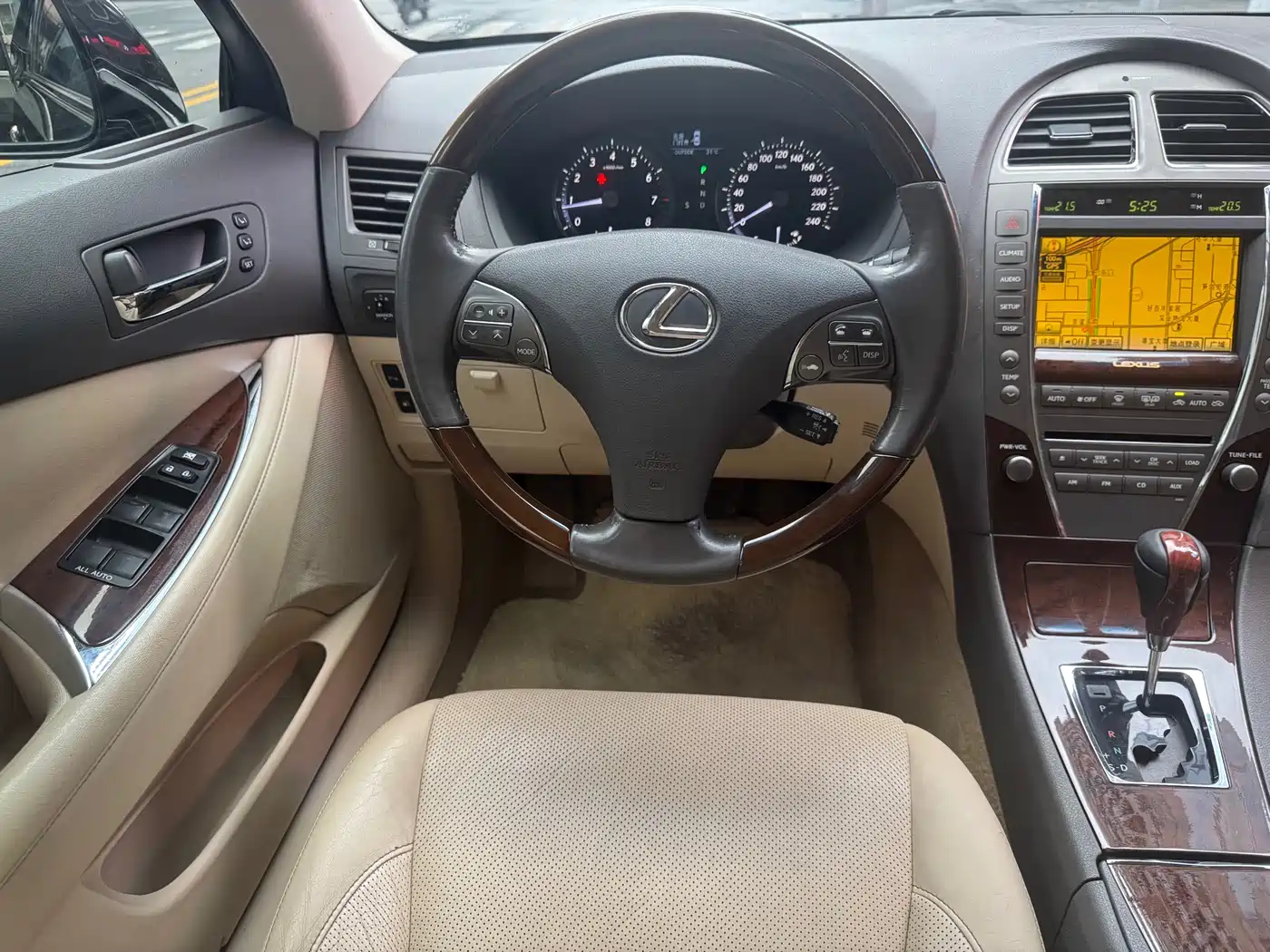 Фото 17 - Lexus ES