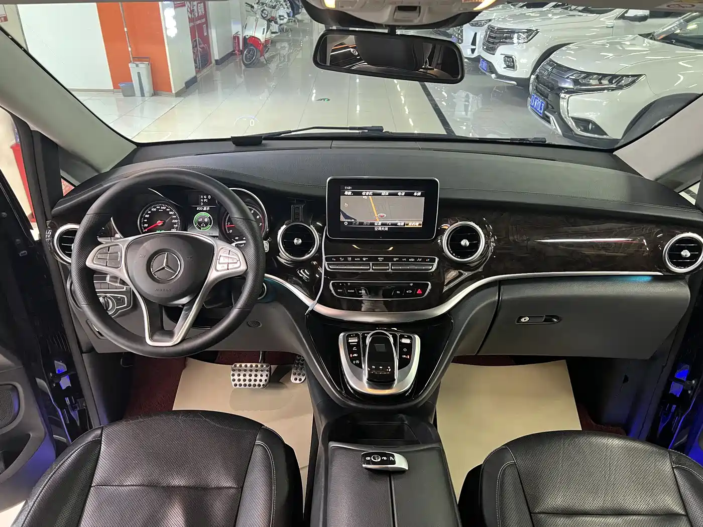 Mercedes-Benz V-Class 2017 Model V 260 L Premium Extended Edition фото 4