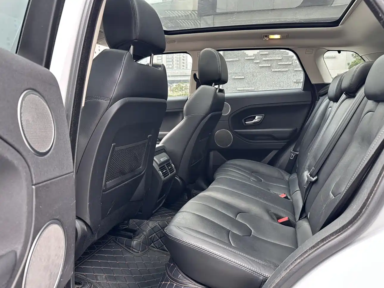 Land Rover Range Rover Evoque 2015 2.0T 5-Door Intelligent Edition фото 8