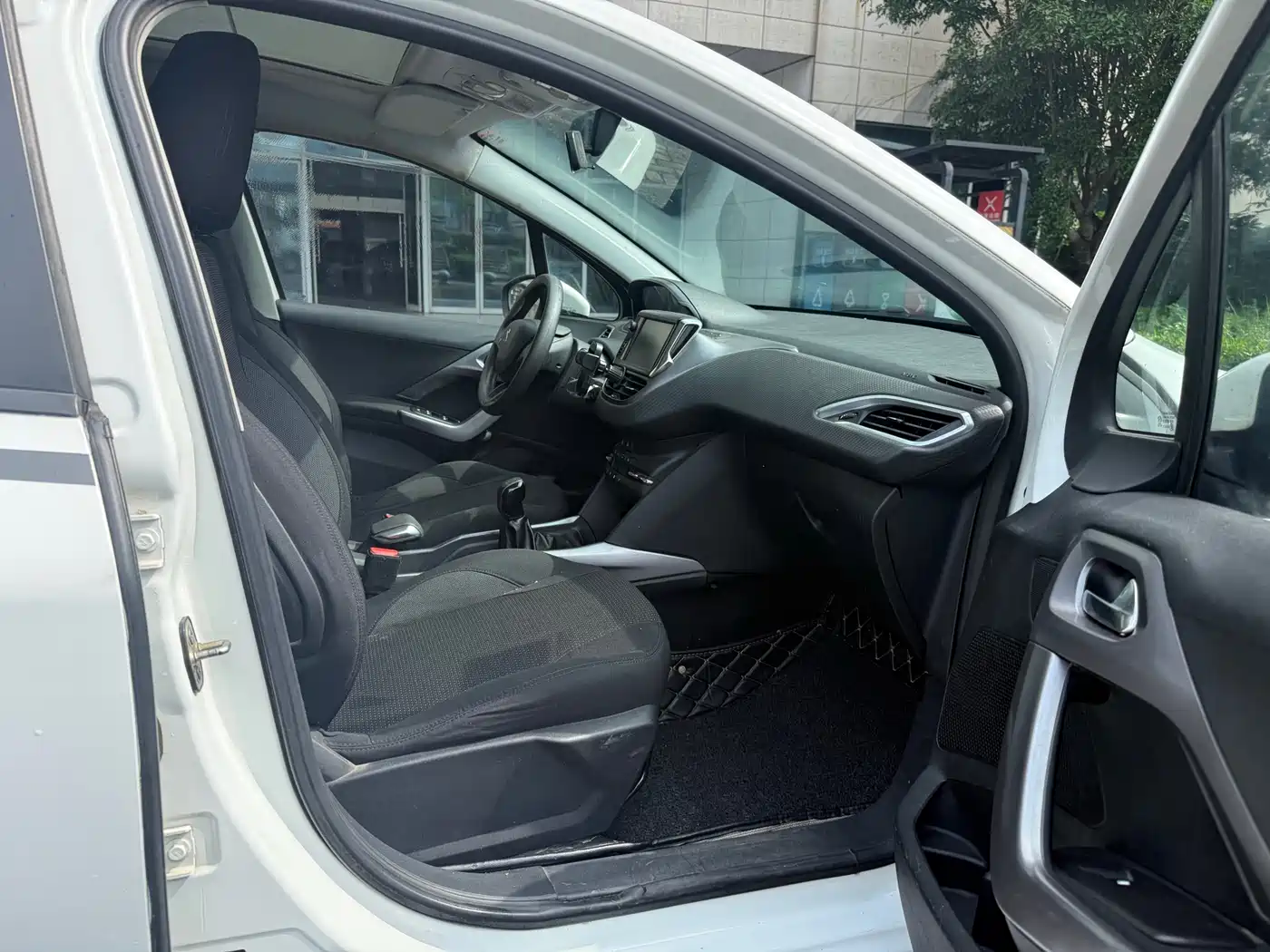 Peugeot 2008 2014 1.6L Manual Fashion Edition фото 13