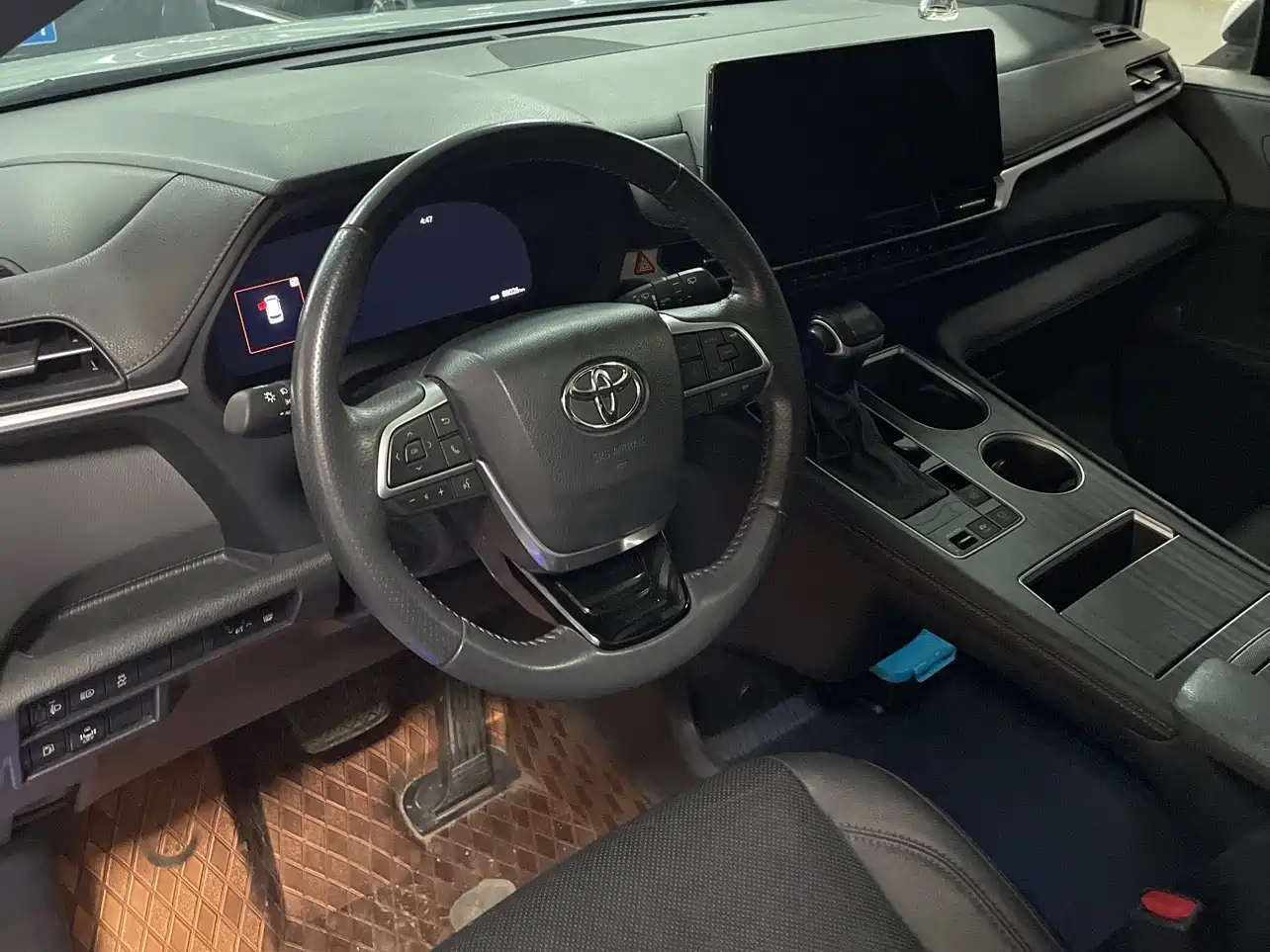 Toyota Sienna 2023 2.5L Hybrid Ultimate Edition фото 12