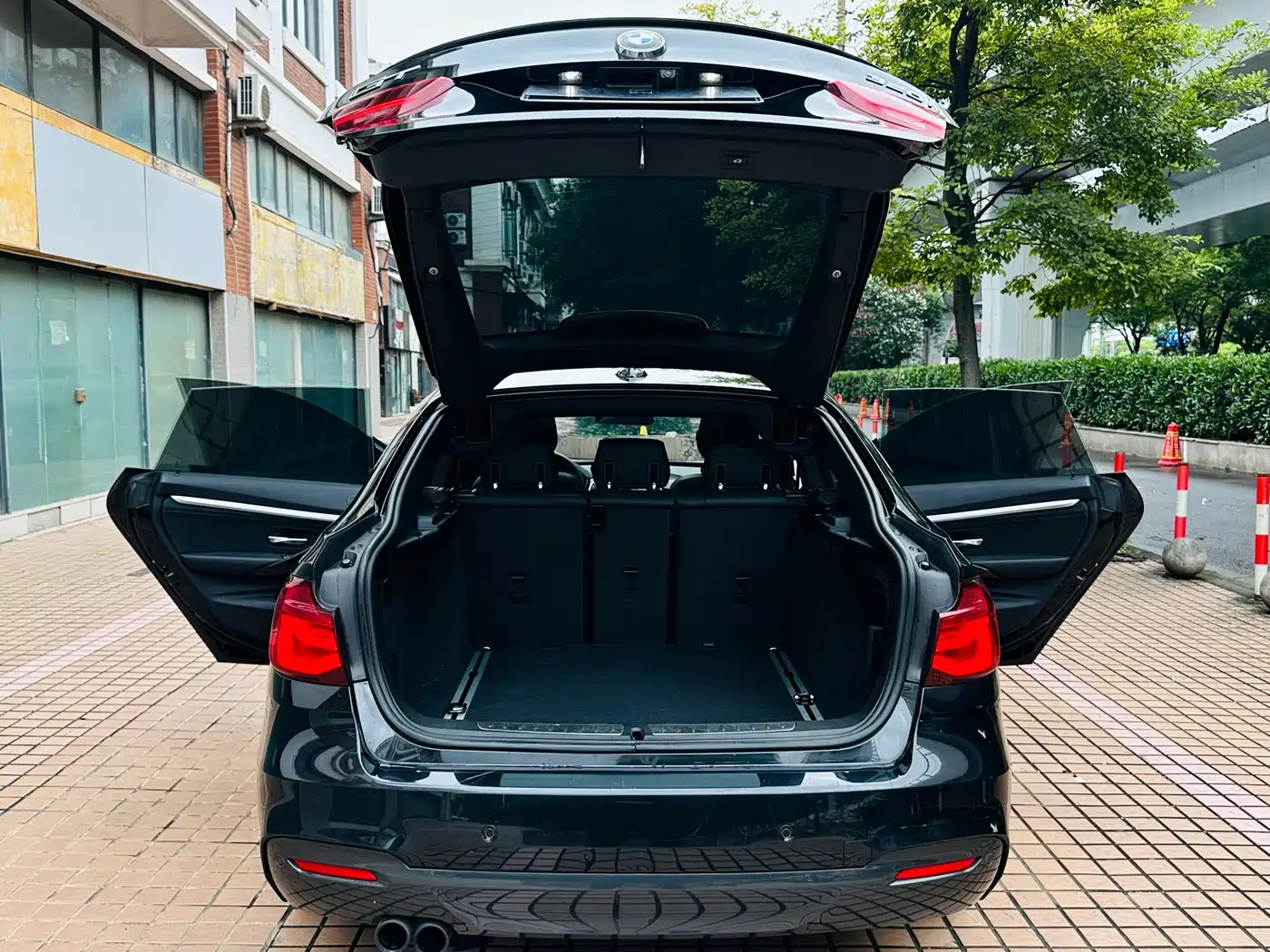 BMW 3 Series GT 2019 320i M Sport Black Night Edition фото 20