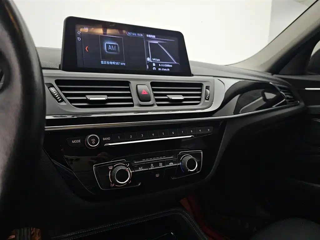 BMW 1 Series 2018 118i Sport Edition фото 11