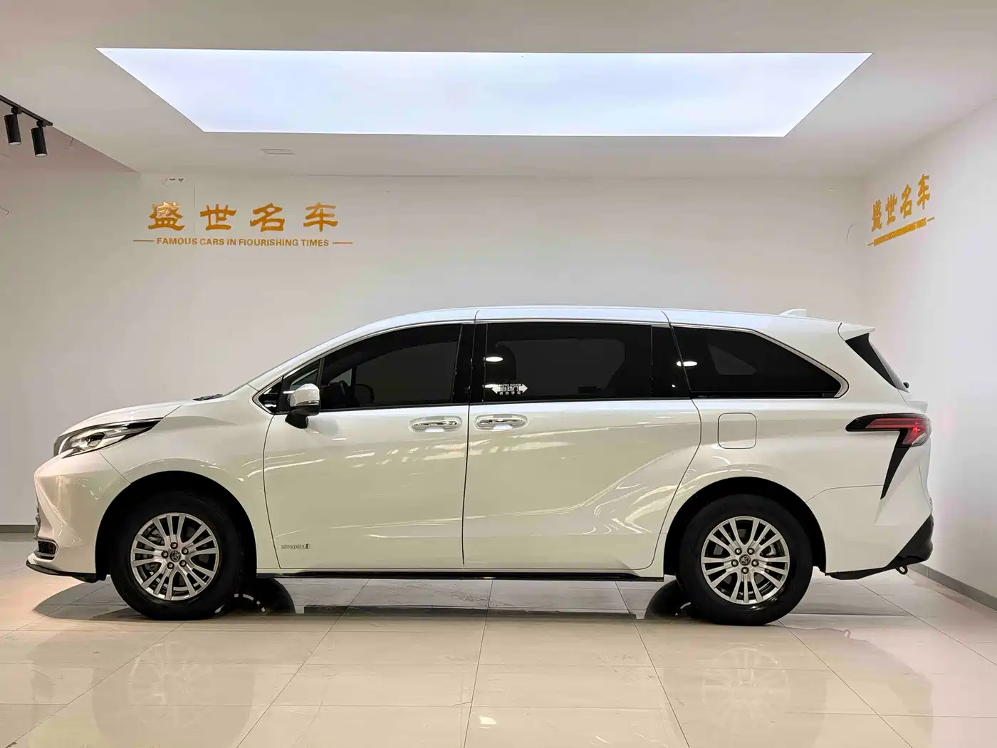 Toyota Sienna 2023 2.5L Hybrid Luxury Edition фото 4