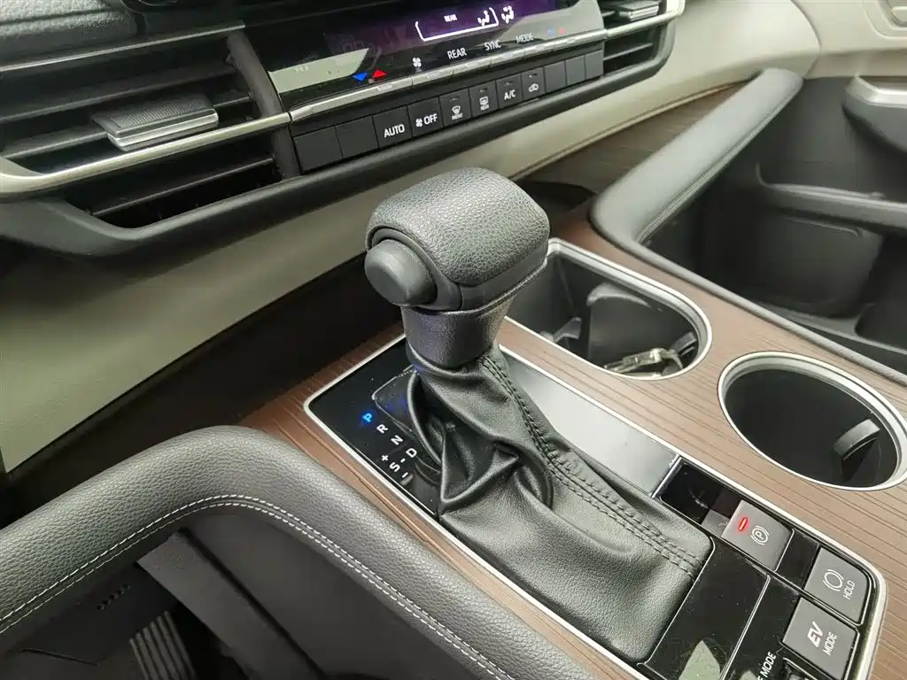 Toyota Granvia 2023 2.5L Hybrid Comfort Edition фото 13