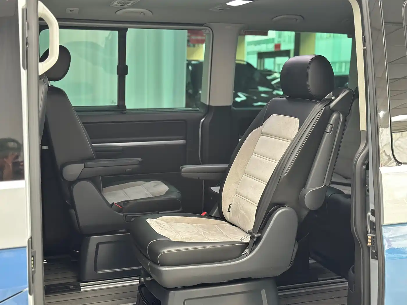 Volkswagen Multivan 2018 2.0TSI 4WD Leisure Edition 7-Seater фото 48