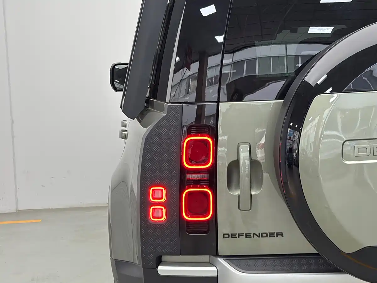 Land Rover Defender 2023 Model 110 3.0T P400 Dark Special Edition фото 15