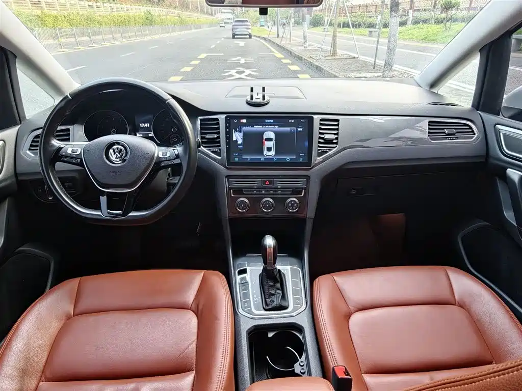 Volkswagen Golf Sportsvan 2016 230TSI Automatic Progressive фото 13