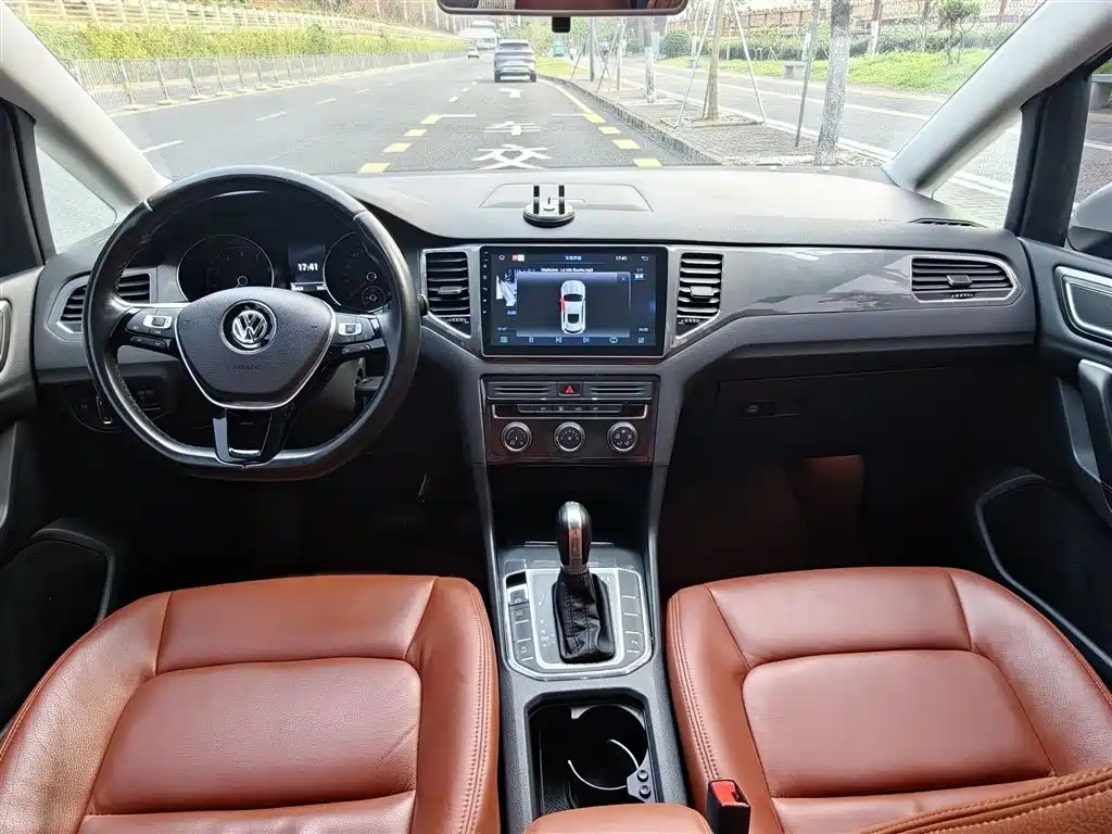 Volkswagen Golf Sportsvan 2016 230TSI Automatic Progressive фото 5