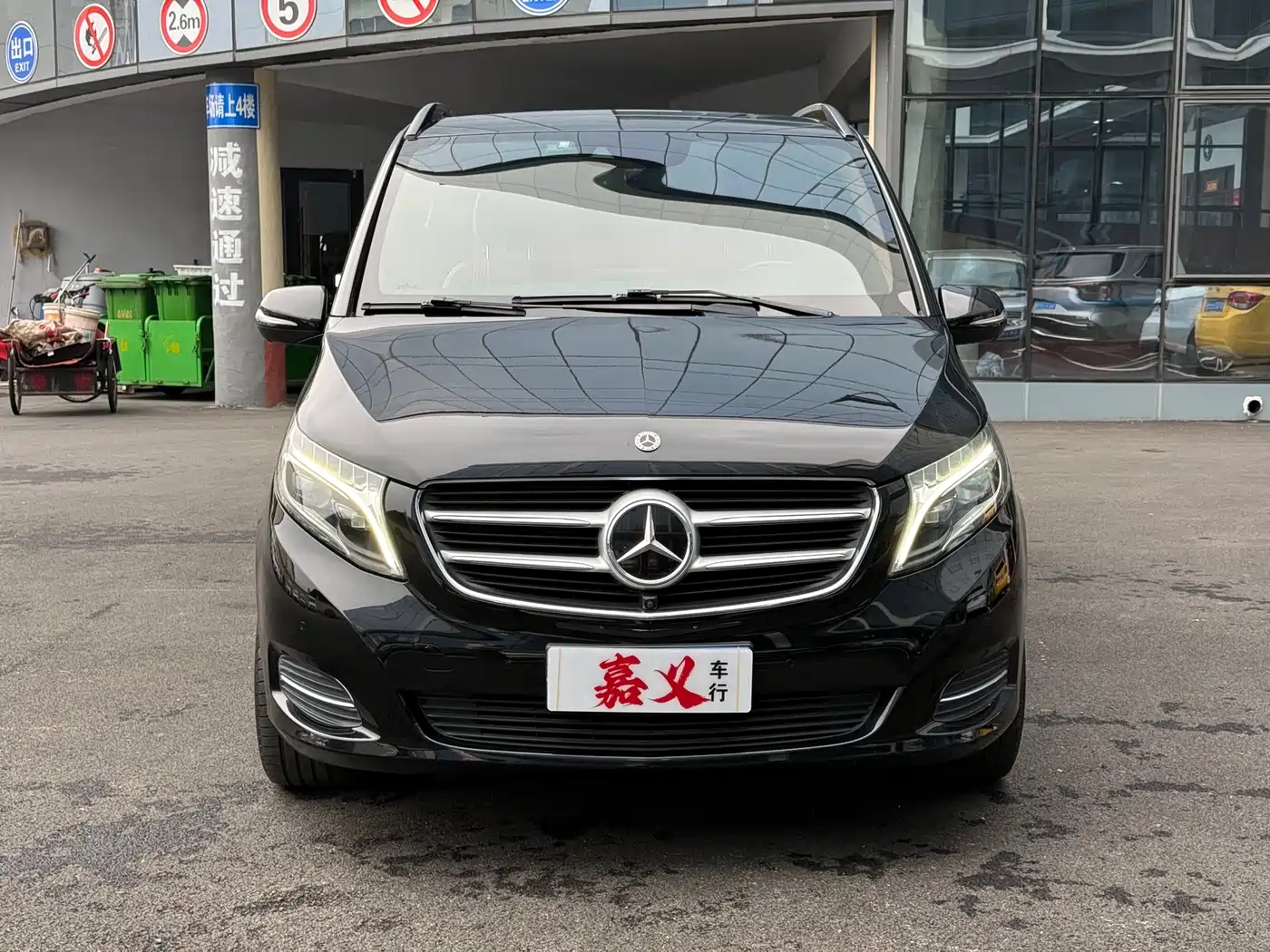 Mercedes-Benz V-Class 2018 V 260 L Premium Long Wheelbase Edition China VI фото 2