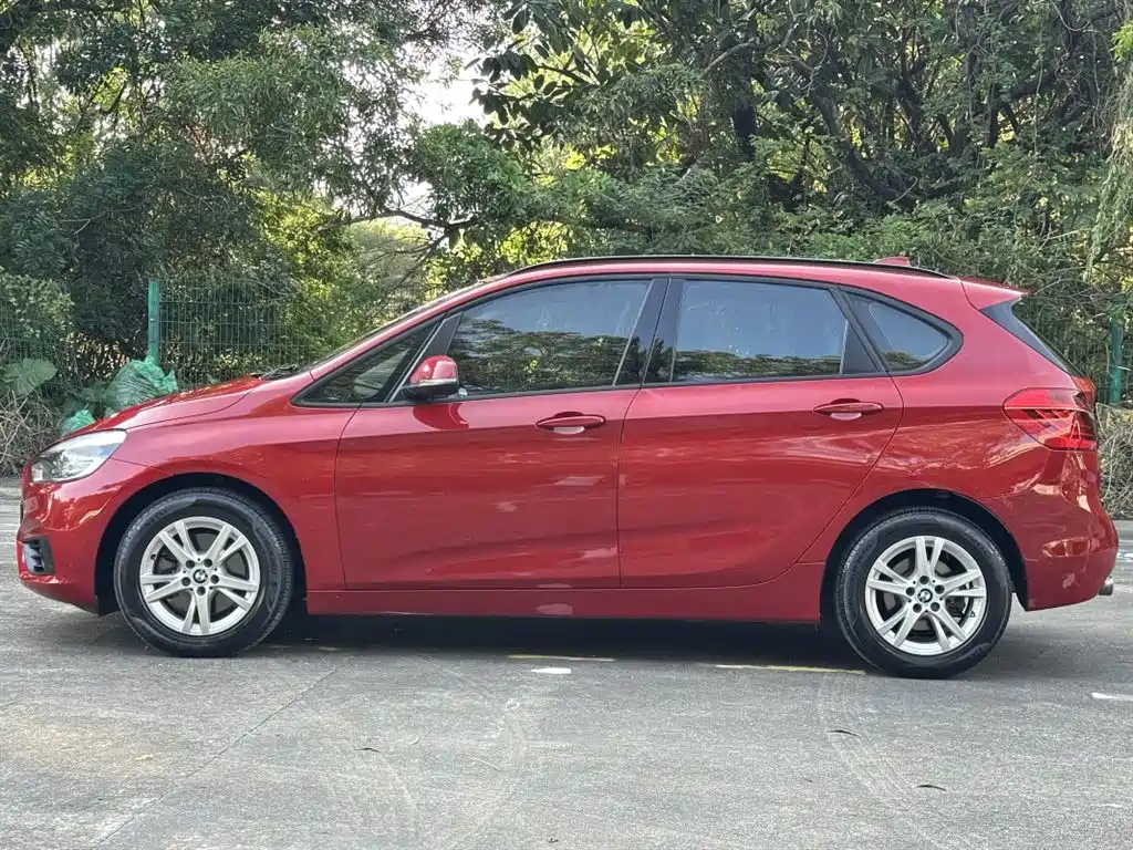 BMW 2 Series Touring 2016 218i Leading фото 7