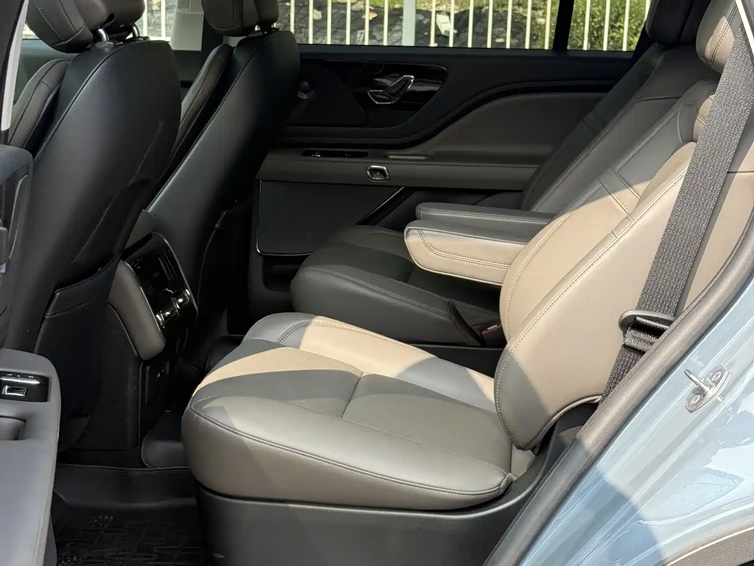 Photo 13 - Lincoln Aviator
