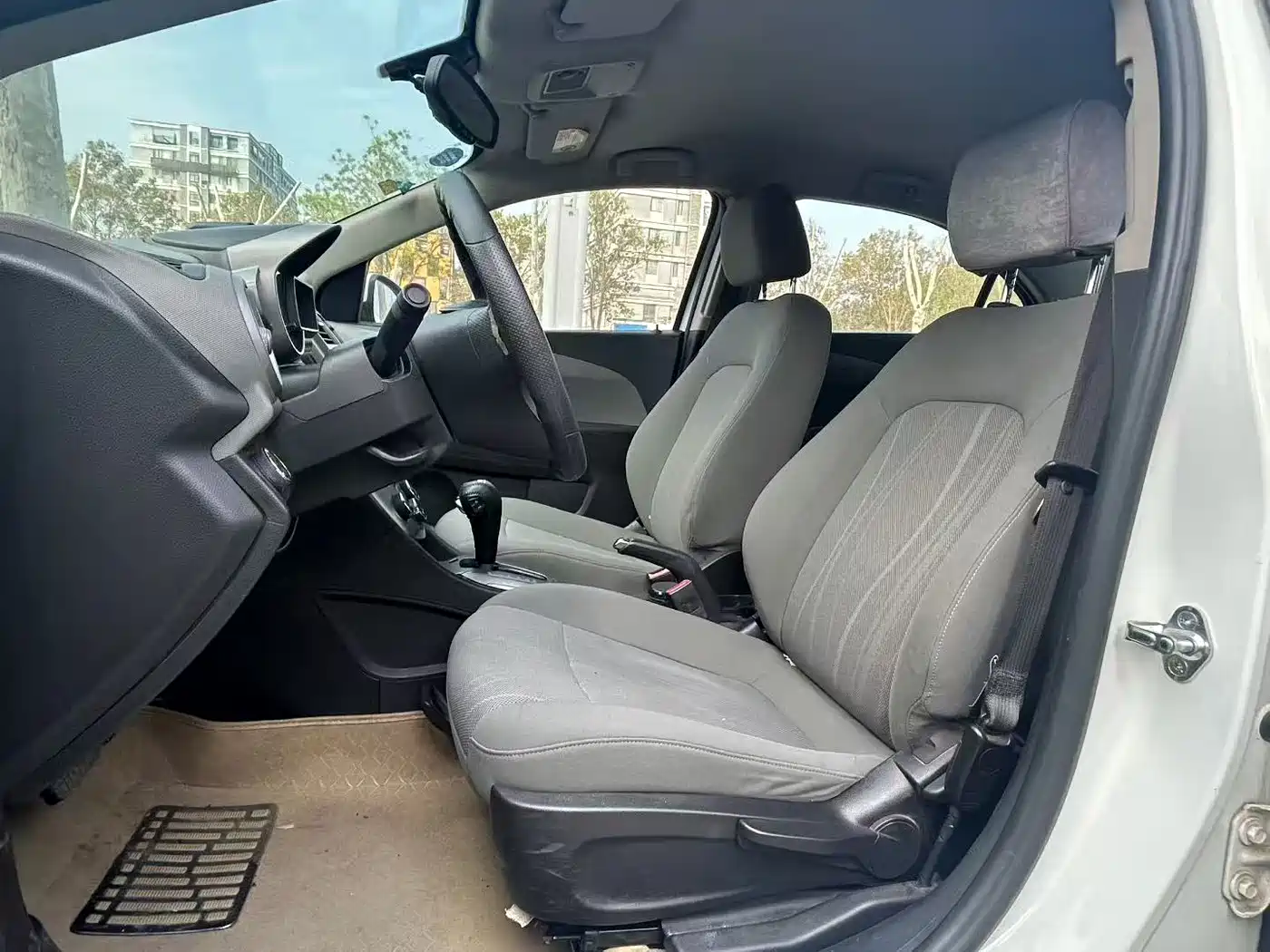 Chevrolet Aveo 2011 Sedan 1.4L AT SE фото 7