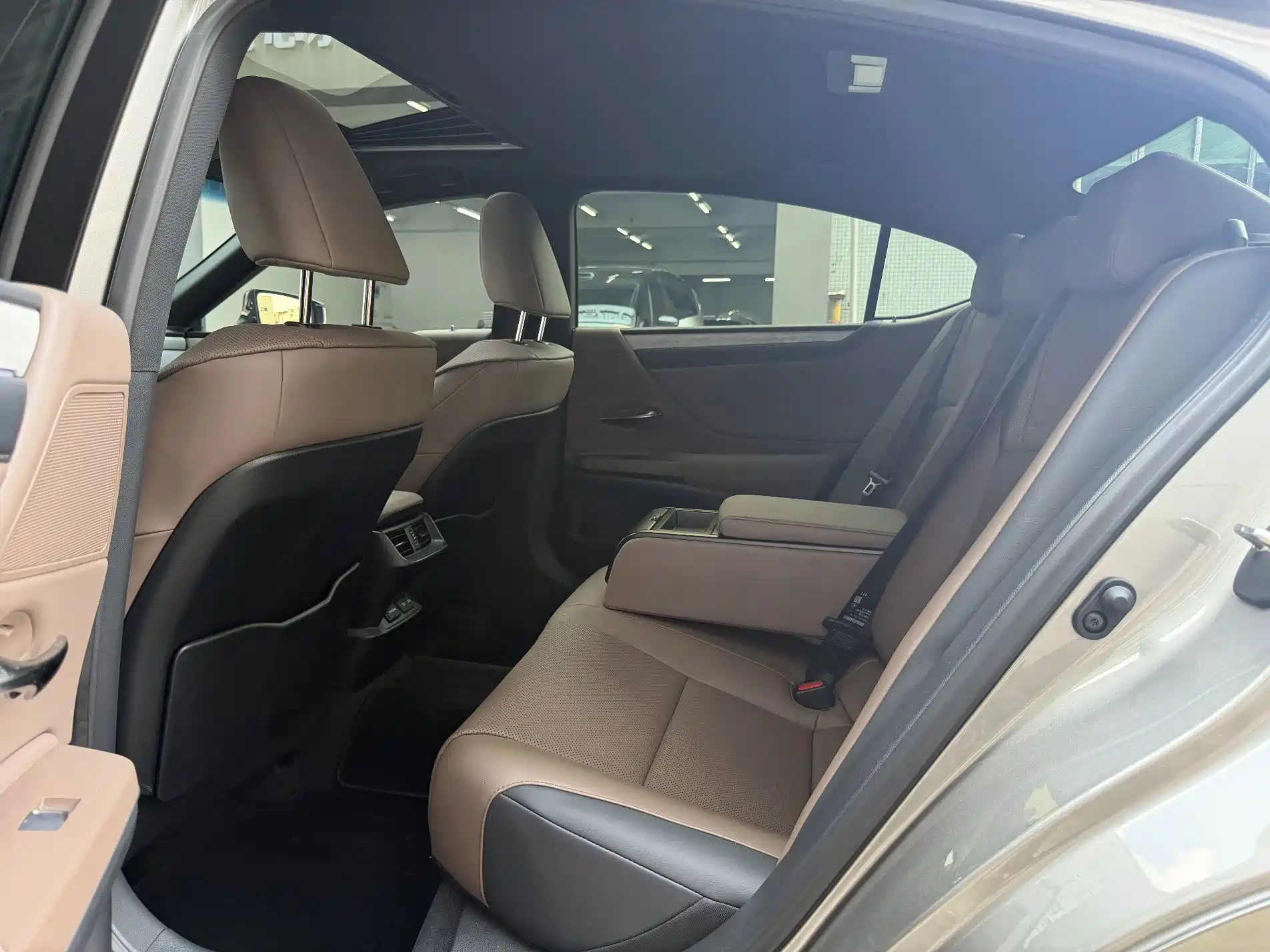 Фото 10 - Lexus ES