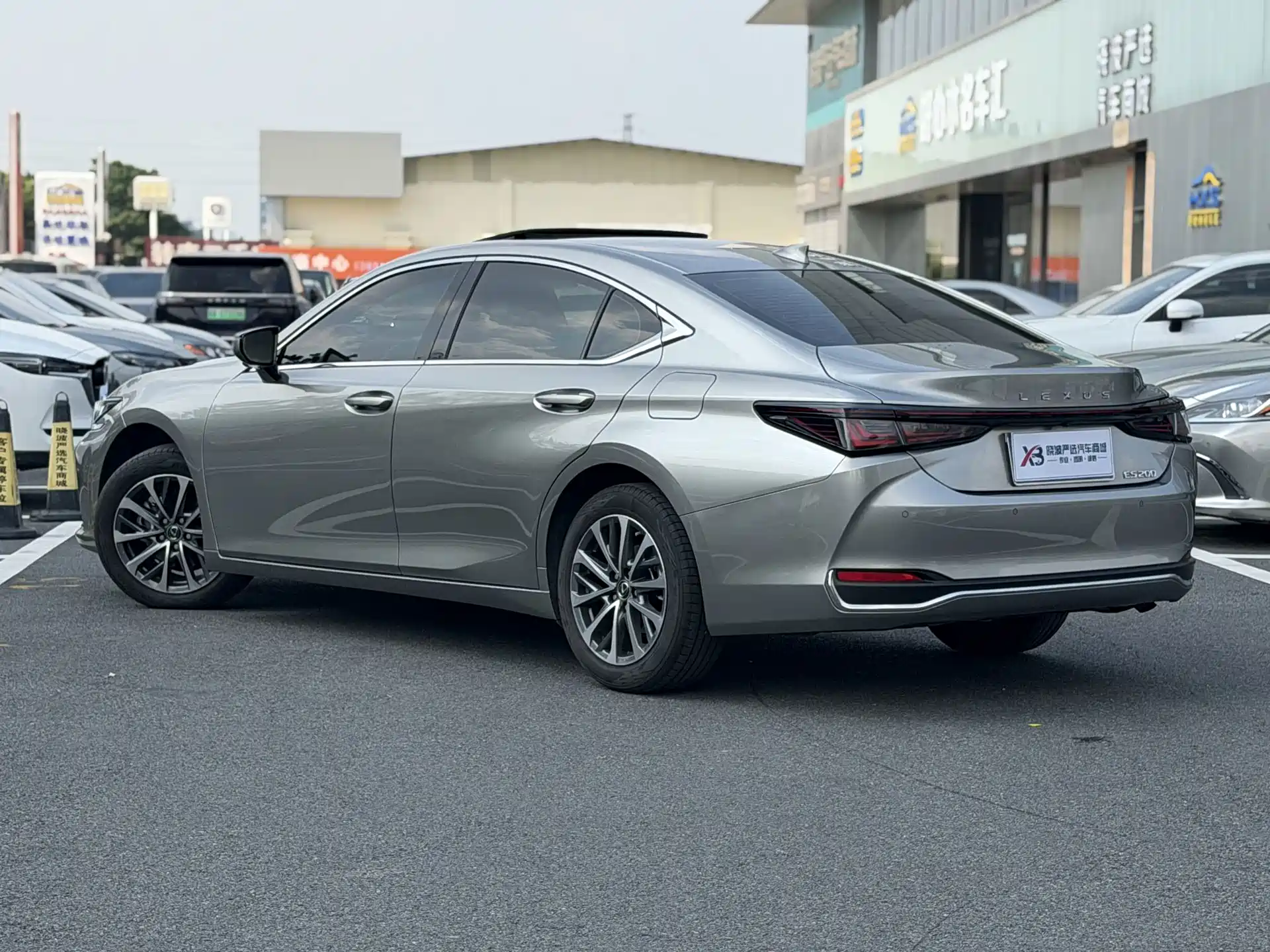 Фото 7 - Lexus ES
