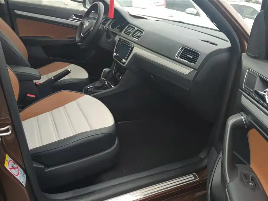 Volkswagen Gran Lavida 2016 230TSI DSG Luxury Edition фото 8