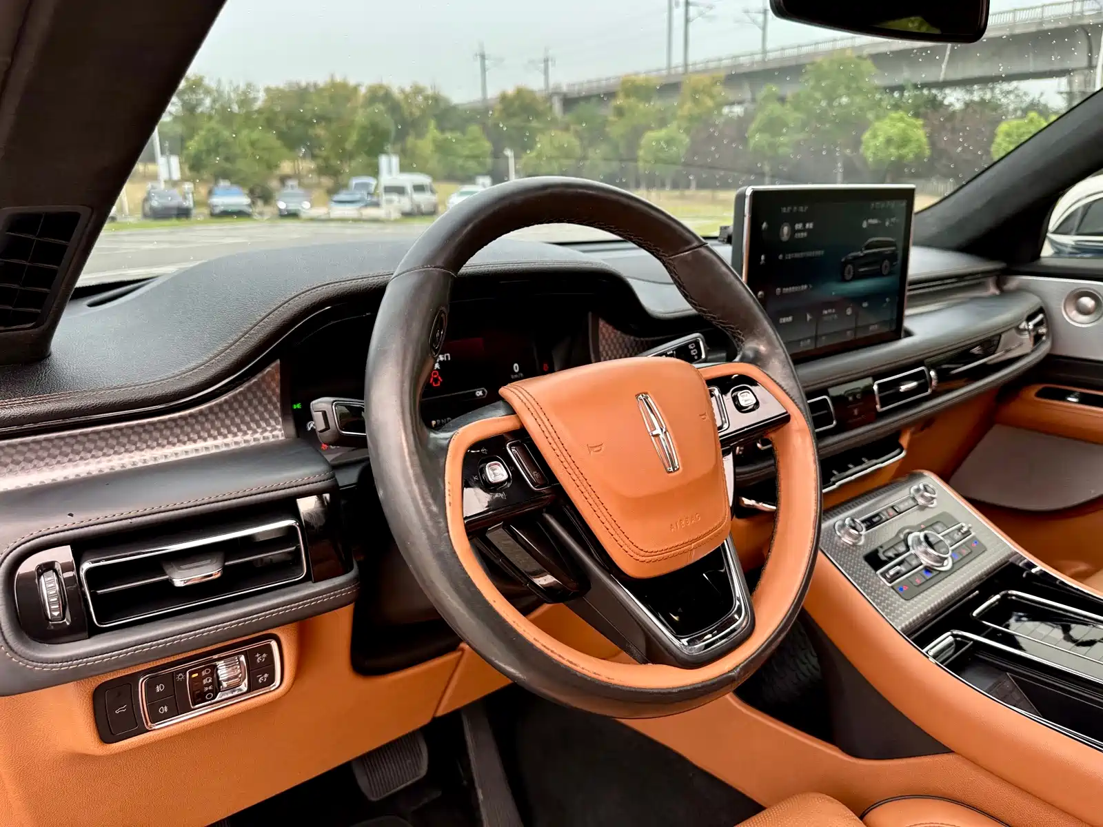Фото 35 - Lincoln Aviator
