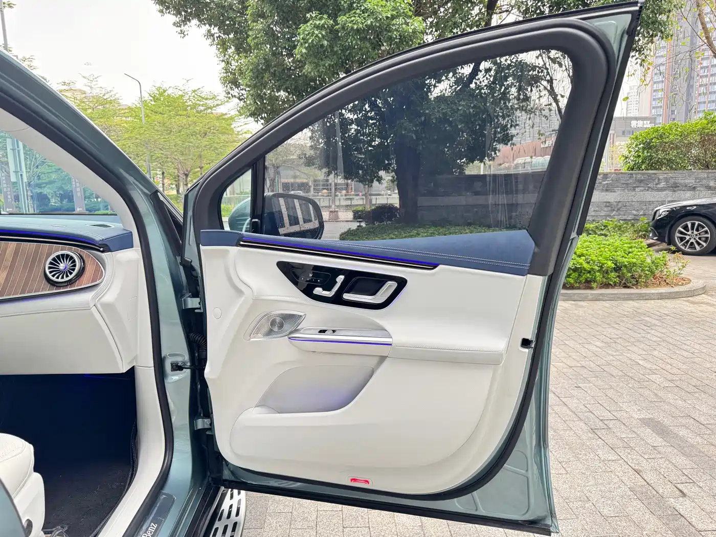 MERCEDES-BENZ EQE SUV