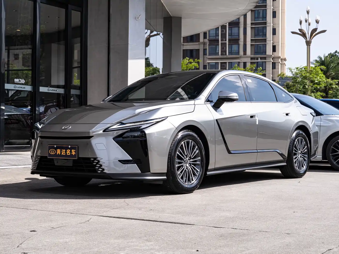 Lexus ES 2025 Model 300h Base Version