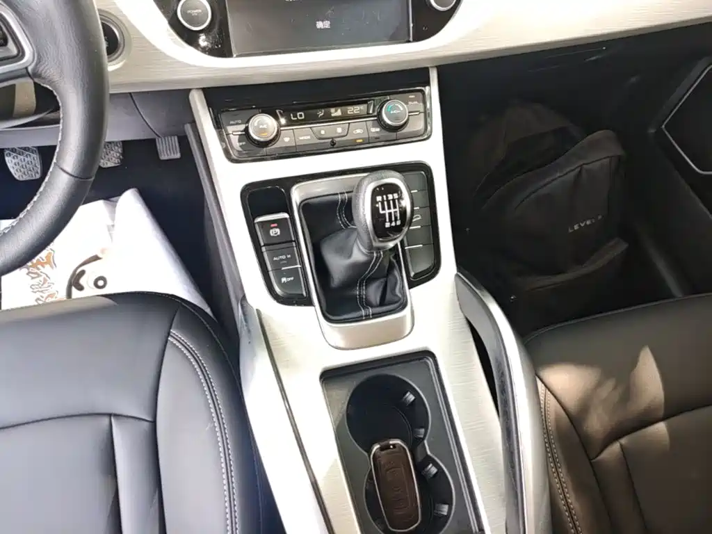 Фото 14 - Geely Atlas