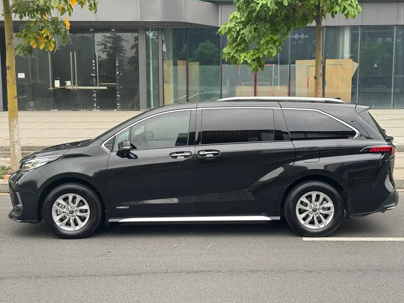 Toyota Granvia 2023 2.5L Hybrid Comfort Edition фото 5