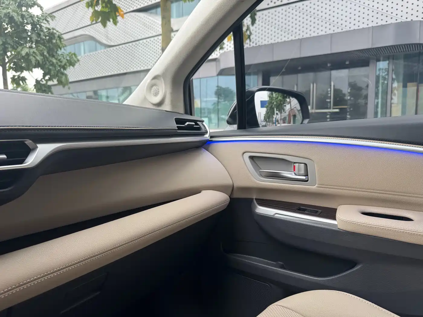 Toyota Granvia 2023 2.5L Hybrid Comfort Edition фото 22