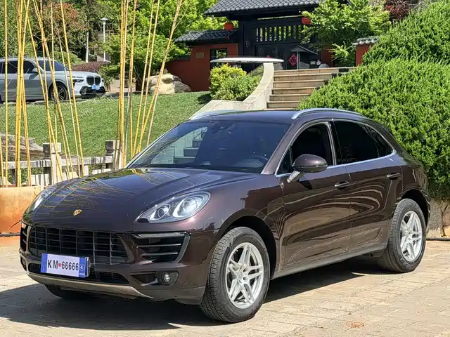 PORSCHE MACAN