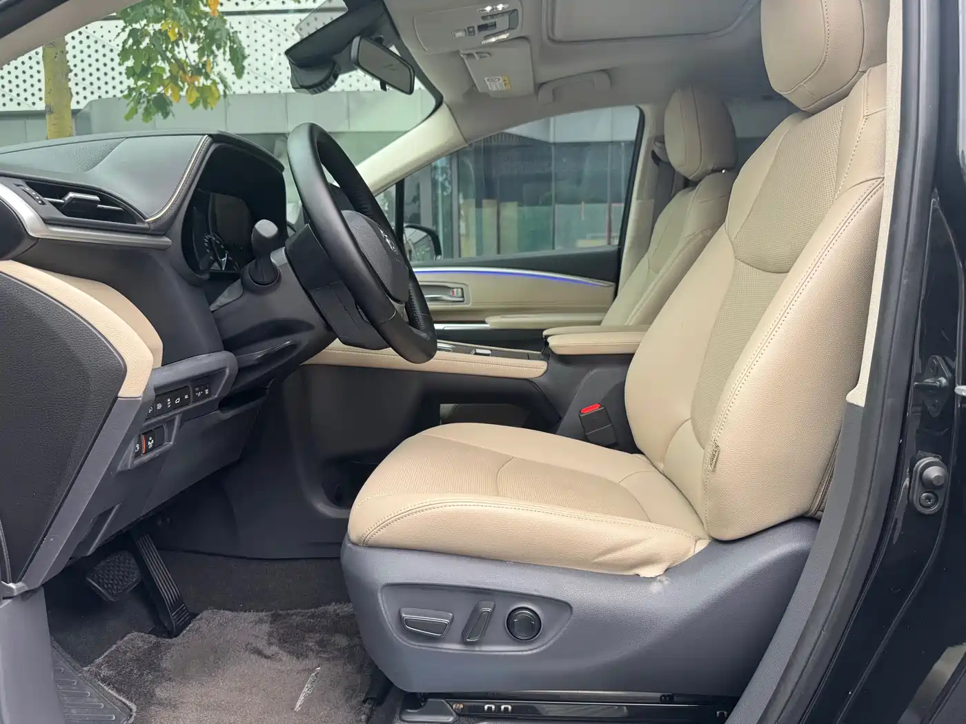 Toyota Granvia 2023 2.5L Hybrid Comfort Edition фото 18