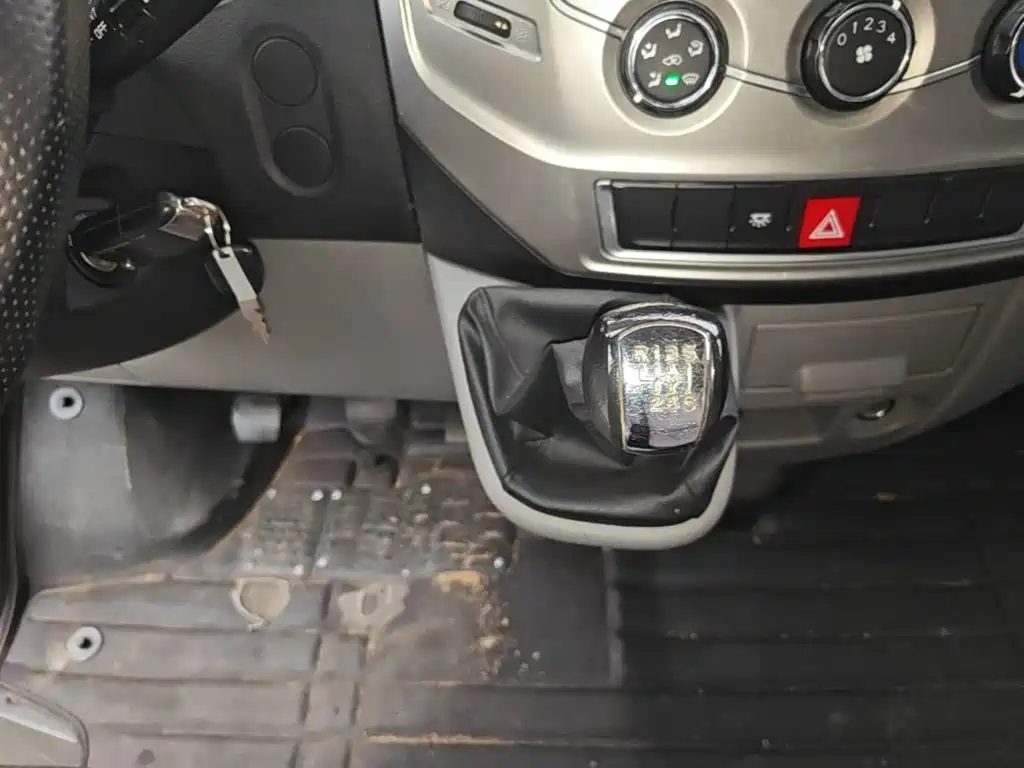 Dongfeng Yufeng Yufeng 2021 2020 2.3T Economy Logistics Vehicle Long Wheelbase High Roof 5-9 Seats WP2.3
