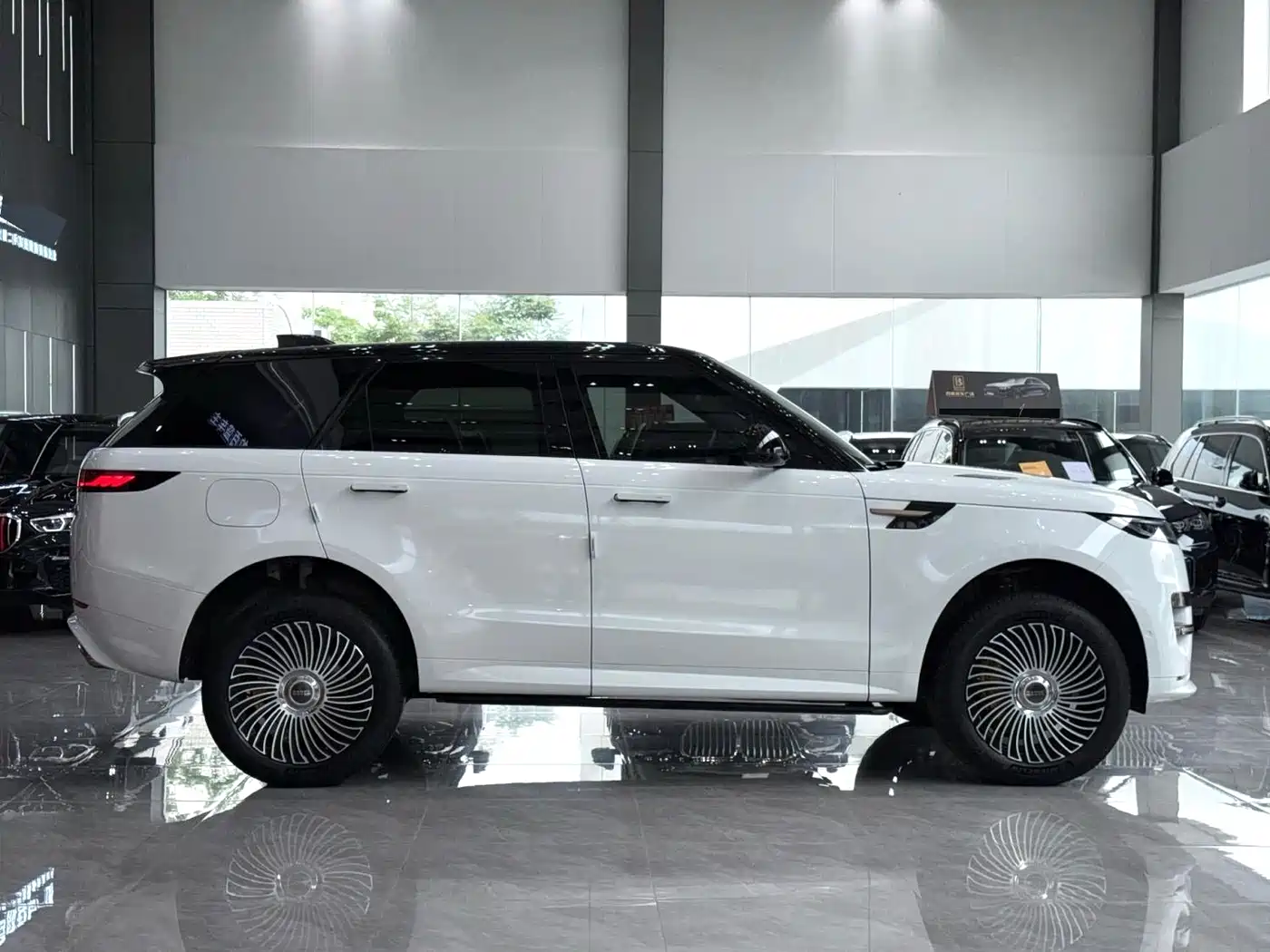 Land Rover Range Rover Sport 2023 400PS Dynamic SE фото 13