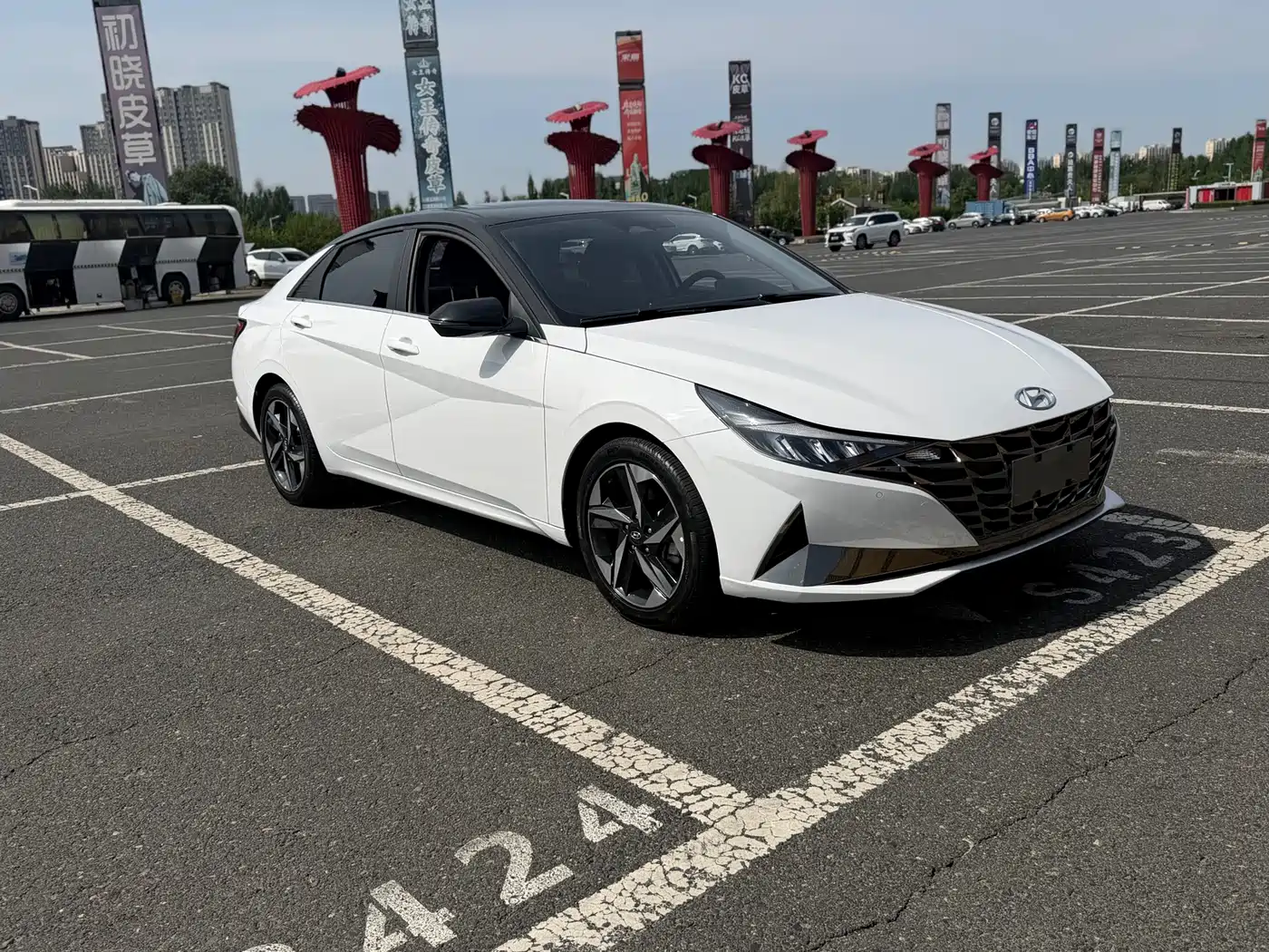 Hyundai Elantra 2022 1.5L CVT LUX Premium Edition фото 3