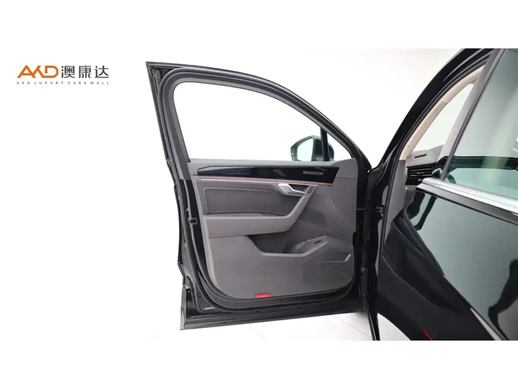 Volkswagen Touareg 2023 3.0TSI R-Line Classic Sports Package фото 10