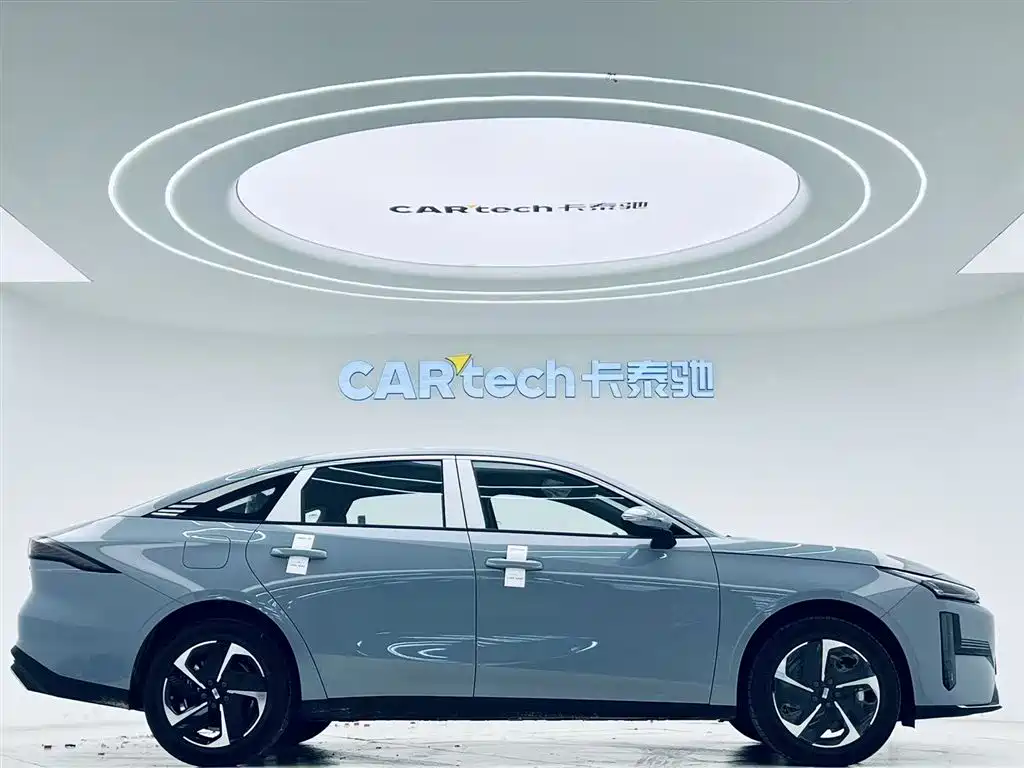 Geely Galaxy Galaxy L6 2025 EM-i 140km Explorer+ Edition фото 4