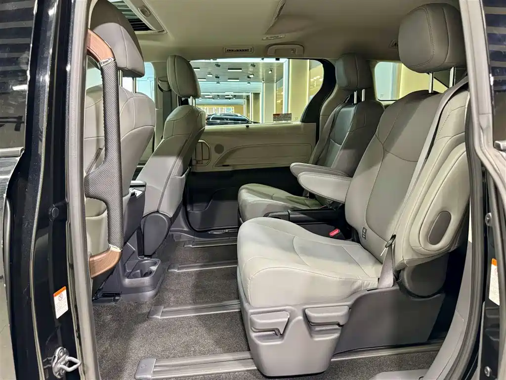 Toyota Granvia 2024 2.5L Hybrid Comfort фото 28