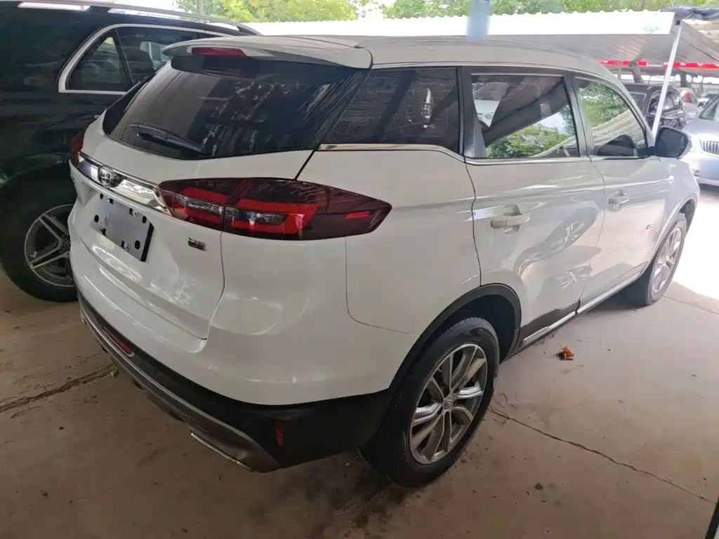 Фото 7 - Geely Atlas