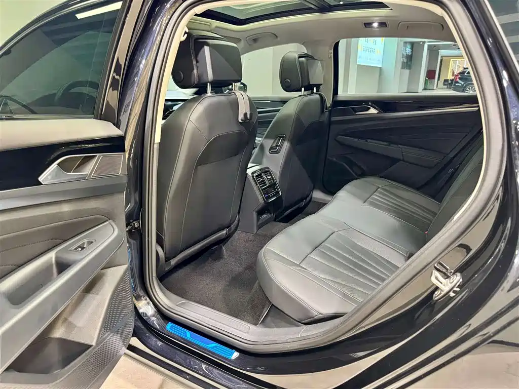 Volkswagen Passat 2025 Outstanding 330TSI Elite Edition фото 21